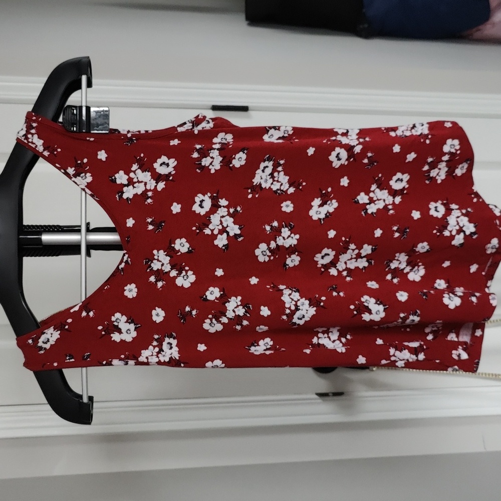 Red tanktop - Picture 10 of 11